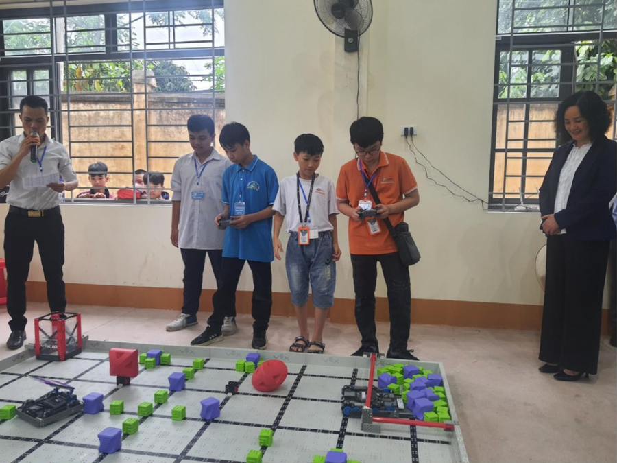 Bà Phan Mỹ Hạnh - Phó giám đốc Sở GD&ĐT tỉnh Lạng Sơn quan sát học sinh thi đấu. Bà Phan Mỹ Hạnh - Phó giám đốc Sở GD&ĐT tỉnh Lạng Sơn quan sát học sinh thi đấu.