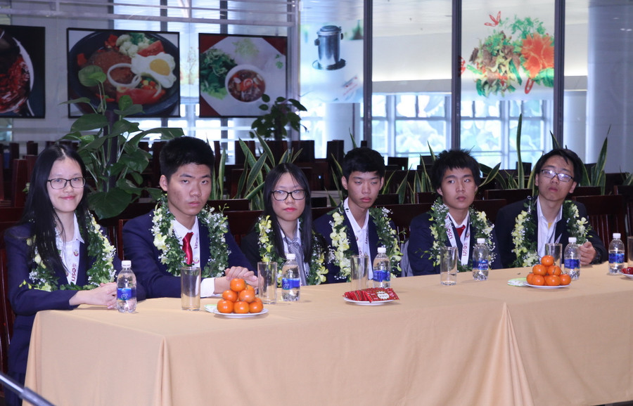 Đón đoàn học sinh đạt thành tích xuất sắc tại Olympic Khoa học trẻ quốc tế 2019 ảnh 3 Đón đoàn học sinh đạt thành tích xuất sắc tại Olympic Khoa học trẻ quốc tế 2019 ảnh 3