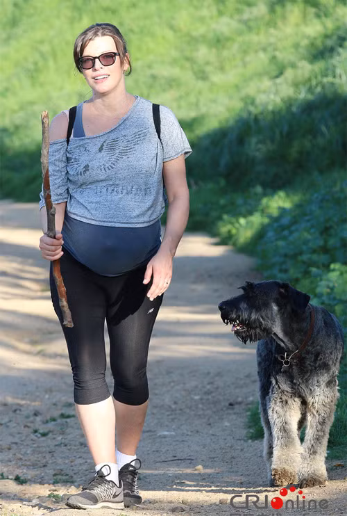 Milla Jovovich bế bụng bầu 8 tháng đi leo núi với chồng