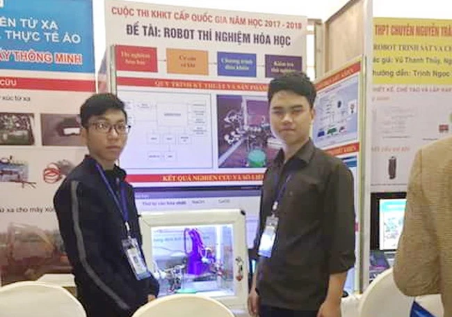 Học sinh dùng kiến thức vật lý, tin học, hóa học để chế tạo robot