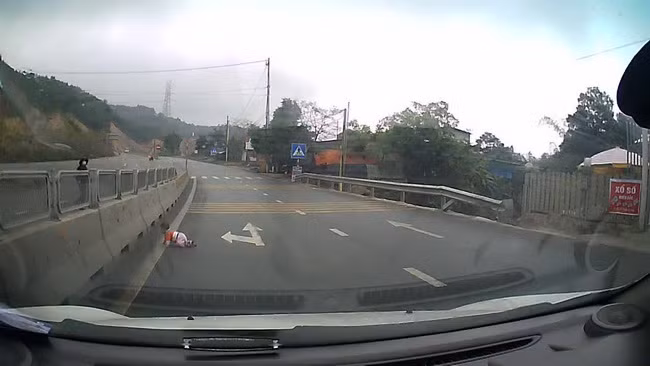 Hoảng hồn em bé bò trước mũi xe trên đường cao tốc