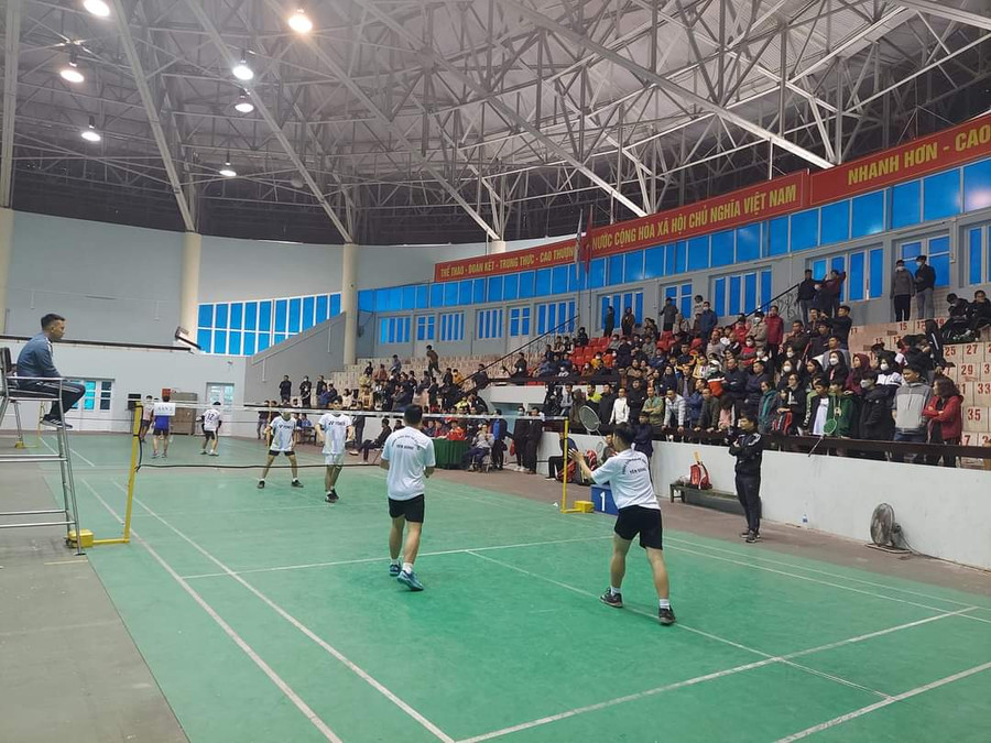 Trận thi đấu cầu lông khối THPT kịch tính với 12 lần thay quả cầu. Trận thi đấu cầu lông khối THPT kịch tính với 12 lần thay quả cầu.