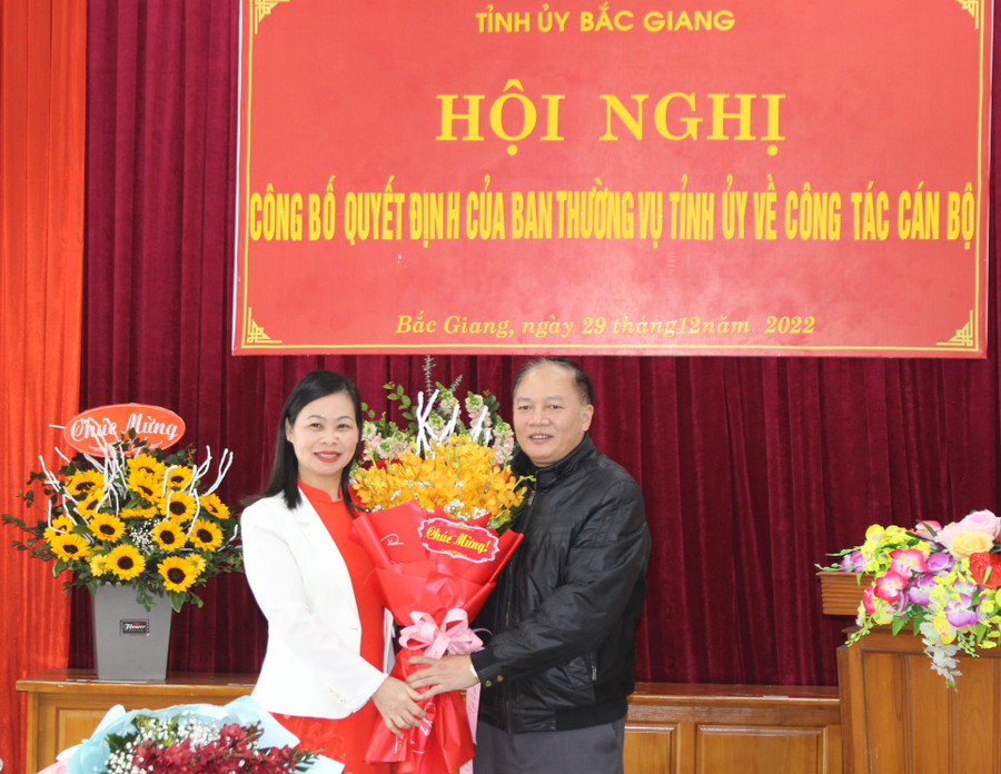 Giám đốc Sở GD&ĐT - Tạ Việt Hùng chúc mừng tân phó Hiệu trưởng trường Chính trị tỉnh Bắc Giang. Giám đốc Sở GD&ĐT - Tạ Việt Hùng chúc mừng tân phó Hiệu trưởng trường Chính trị tỉnh Bắc Giang.