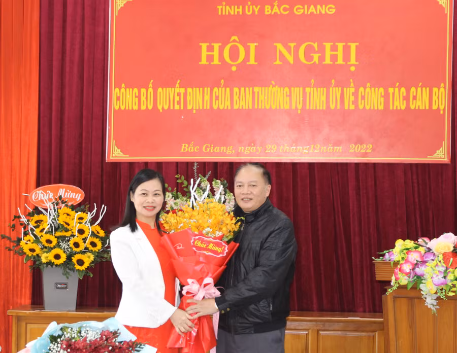 Giám đốc Sở GD&amp;ĐT - Tạ Việt Hùng chúc mừng tân phó Hiệu trưởng trường Chính trị tỉnh Bắc Giang.