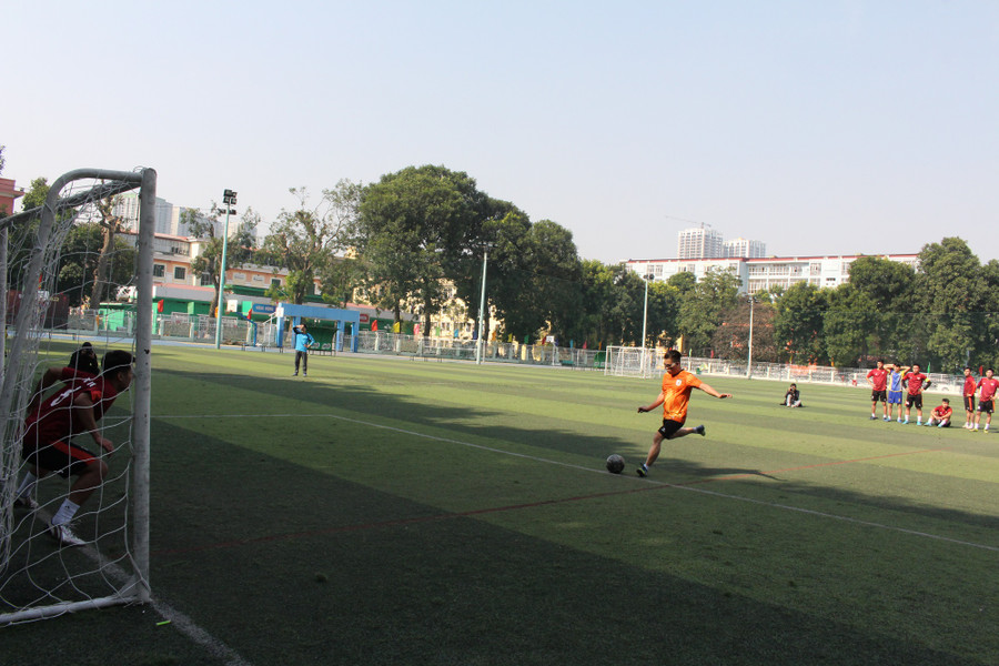 Hình ảnh FC Nguyệt Thực trên chấm luân lưu để vượt qua FC phóng viên Thể thao Hà Nội.