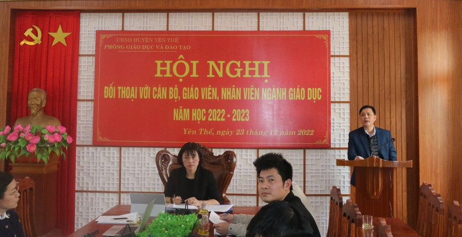 Đại diện các đơn vị chức năng trao đổi, giải đáp những thắc mắc, ý kiến của cán bộ quản lý, giáo viên, nhân viên ngành giáo dục tại hội nghị. Đại diện các đơn vị chức năng trao đổi, giải đáp những thắc mắc, ý kiến của cán bộ quản lý, giáo viên, nhân viên ngành giáo dục tại hội nghị.