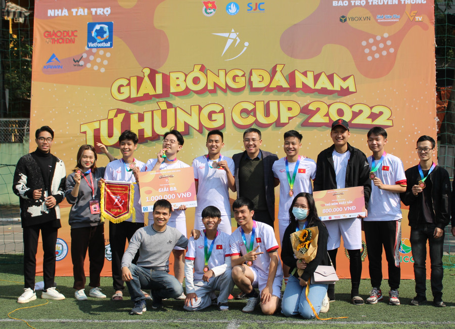 Ban tổ chức cùng một số đội đạt giải chụp ảnh lưu niệm.