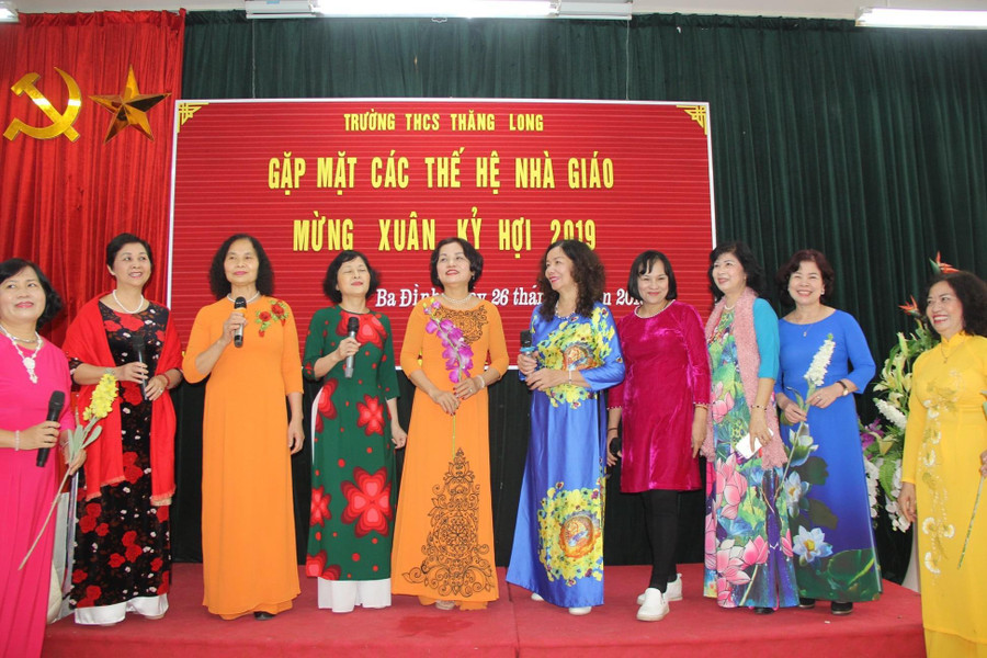 Giao lưu văn nghệ giúp thêm gắn kết các thế hệ thầy cô giáo. Giao lưu văn nghệ giúp thêm gắn kết các thế hệ thầy cô giáo.