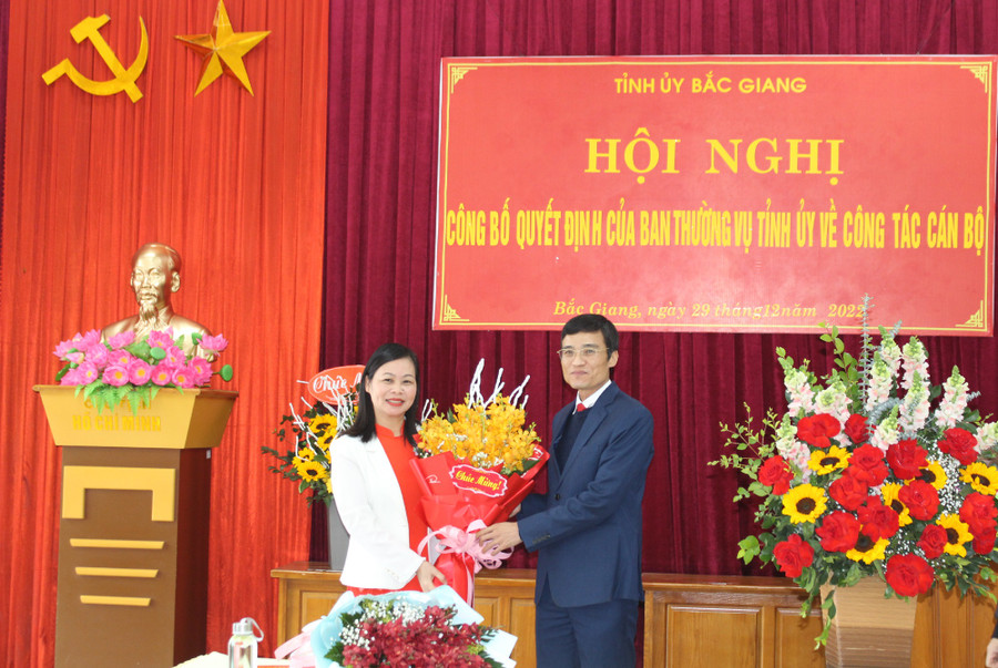 Ông Bùi Thế Chung - Hiệu trưởng trường Chính trị tỉnh Bắc Giang tặng hoa chúc mừng tân phó Hiệu trưởng nhà trường. Ông Bùi Thế Chung - Hiệu trưởng trường Chính trị tỉnh Bắc Giang tặng hoa chúc mừng tân phó Hiệu trưởng nhà trường.