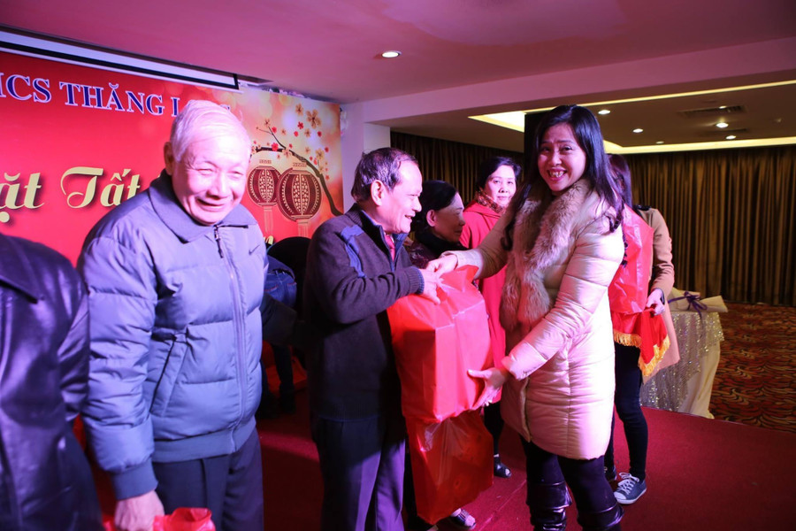 NGƯT Nguyễn Thanh Hà - Hiệu trưởng Trường THCS Thăng Long tặng quà cho cựu giáo chức dịp Tết. NGƯT Nguyễn Thanh Hà - Hiệu trưởng Trường THCS Thăng Long tặng quà cho cựu giáo chức dịp Tết.