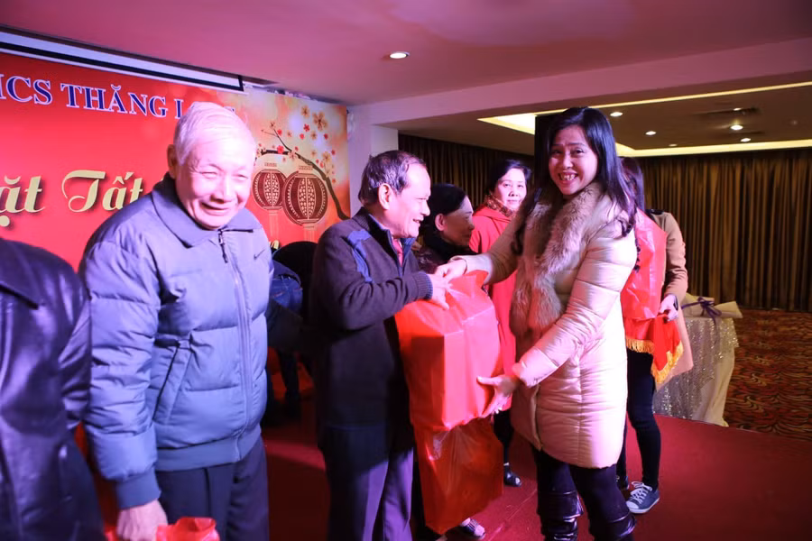 NGƯT Nguyễn Thanh Hà - Hiệu trưởng Trường THCS Thăng Long tặng quà cho cựu giáo chức dịp Tết. NGƯT Nguyễn Thanh Hà - Hiệu trưởng Trường THCS Thăng Long tặng quà cho cựu giáo chức dịp Tết.