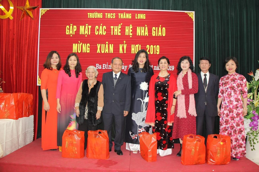 Hàng năm Trường THCS Thăng Long luôn quan tâm, động viên cựu giáo chức dịp Tết. Hàng năm Trường THCS Thăng Long luôn quan tâm, động viên cựu giáo chức dịp Tết.