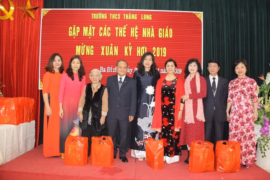 Hàng năm Trường THCS Thăng Long luôn quan tâm, động viên cựu giáo chức dịp Tết. Hàng năm Trường THCS Thăng Long luôn quan tâm, động viên cựu giáo chức dịp Tết.