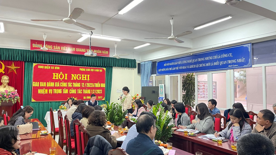 Cán bộ quản lý các trường THCS phát biểu góp ý tại hội nghị. Cán bộ quản lý các trường THCS phát biểu góp ý tại hội nghị.