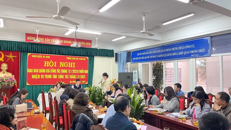 Cán bộ quản lý các trường THCS phát biểu góp ý tại hội nghị. Cán bộ quản lý các trường THCS phát biểu góp ý tại hội nghị.