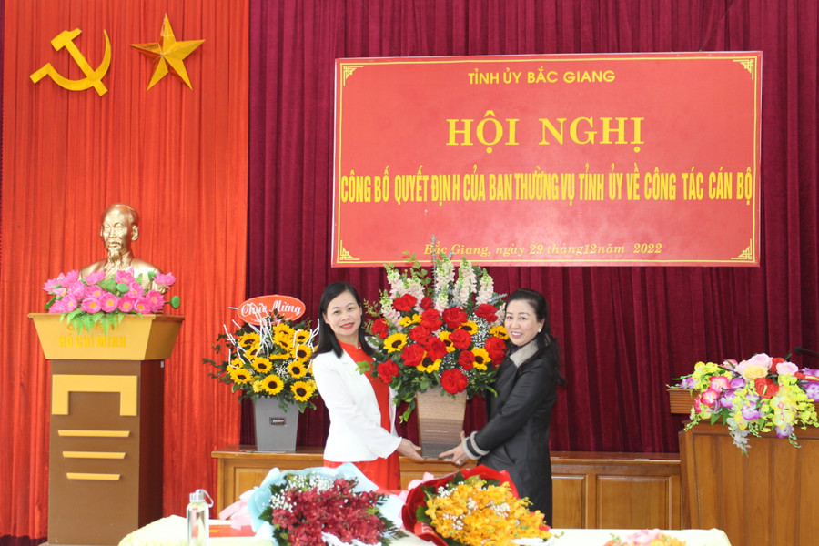 Phó Bí thư Thường trực Tỉnh ủy - Lê Thị Thu Hồng (bên phải) chúc mừng NGƯT Trần Thúy Hoàn. Phó Bí thư Thường trực Tỉnh ủy - Lê Thị Thu Hồng (bên phải) chúc mừng NGƯT Trần Thúy Hoàn.