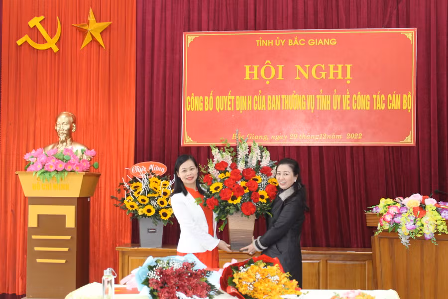 Phó Bí thư Thường trực Tỉnh ủy - Lê Thị Thu Hồng (bên phải) chúc mừng NGƯT Trần Thúy Hoàn.