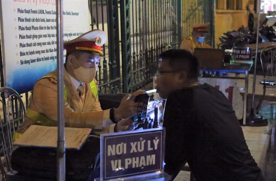 Kiểm tra nồng độ cồn lái xe trong đêm 24/12.