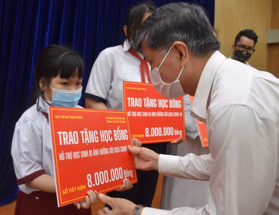 Ông Nguyễn Văn Hiếu - Giám đốc Sở GD&ĐT TPHCM trao học bổng cho các em HS tại buổi lễ.