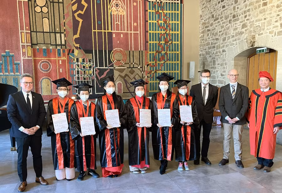 Sinh viên nhận bằng tốt nghiệp và bằng thi đậu kỳ thi M3 tại Đức.