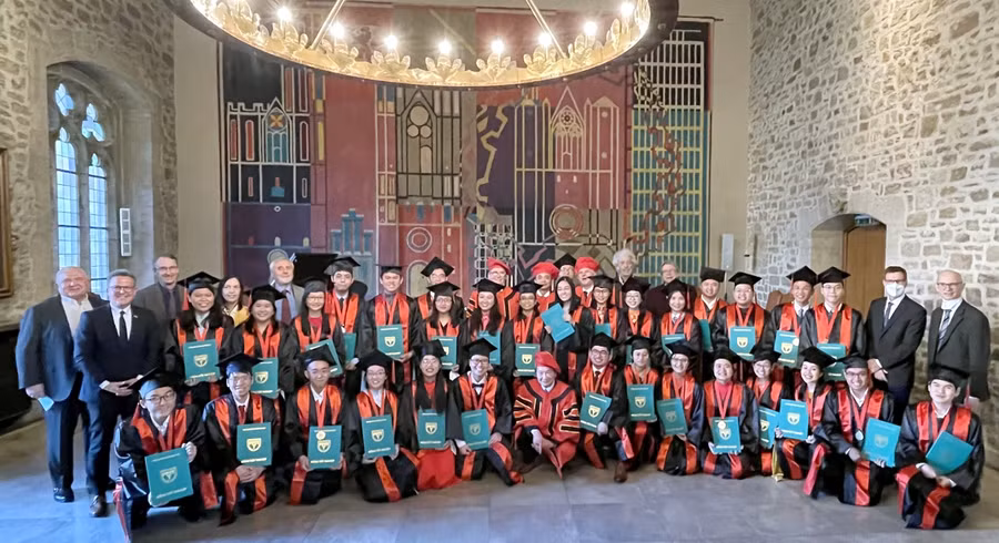 Các tân khoa chụp ảnh lưu niệm cùng đại diện hai trường tại Lâu đài Altstadtrathaus (TP. Braunschweig, Đức).