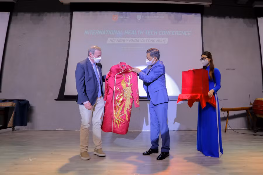 TS Nguyễn Cao Trí (Chủ tịch Hội đồng trường VLU) tặng quà cho GS. TS. BS Jeffrey Glenn.