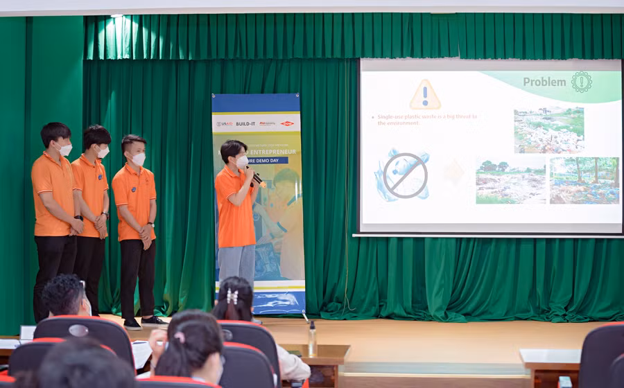 Đội LHU Team 3 đến Trường Đại học Lạc Hồng giới thiệu dự án ENRE.