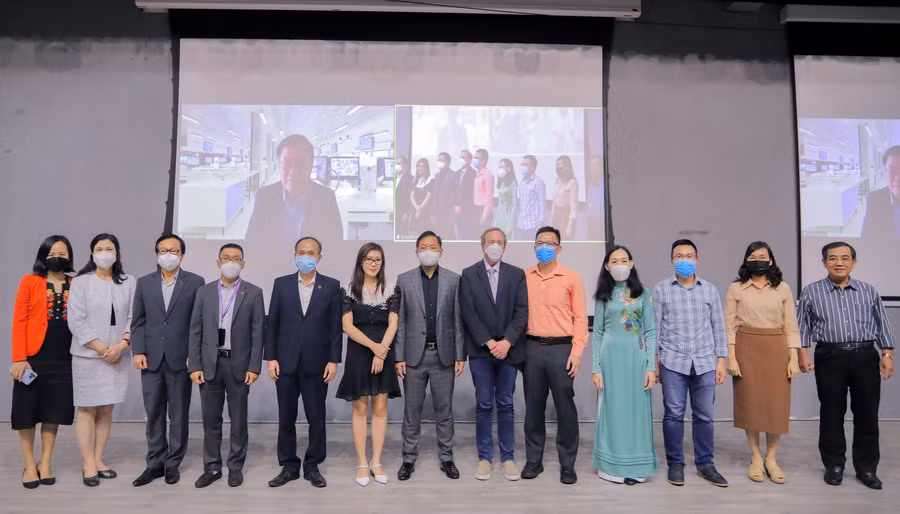 Các chuyên gia tham dự hội thảo chụp ảnh cùng lãnh đạo VLU.