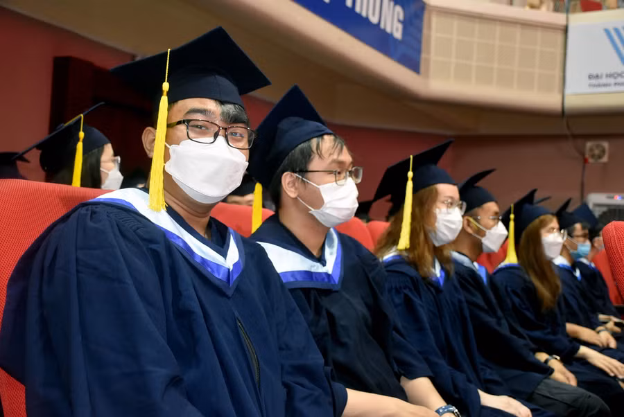 Các tân khoa tại lễ tốt nghiệp.