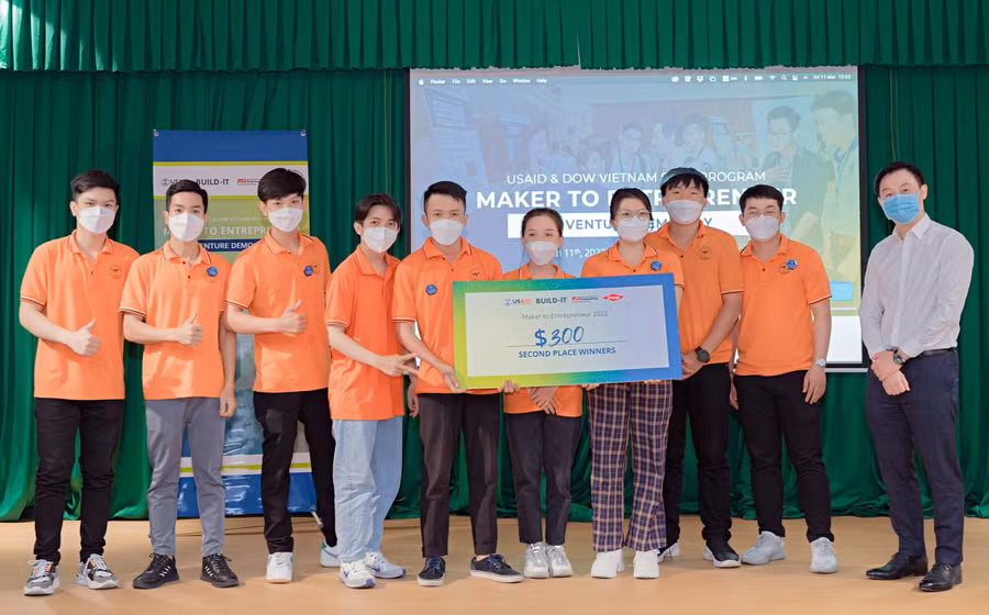 Ban tổ chức trao giải Nhì cho đội LHU Team 3 đến Trường Đại học Lạc Hồng.