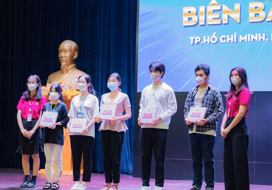 Sinh viên HUFLIT nhận quà của MoMo tại sự kiện.