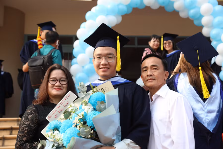 Tân kỹ sư Võ Đình Doãn (ngành Logistics và Quản lý chuỗi cung ứng) thủ khoa tốt nghiệp khối ngành Kỹ thuật cùng bố mẹ trong ngày lễ tốt nghiệp.
