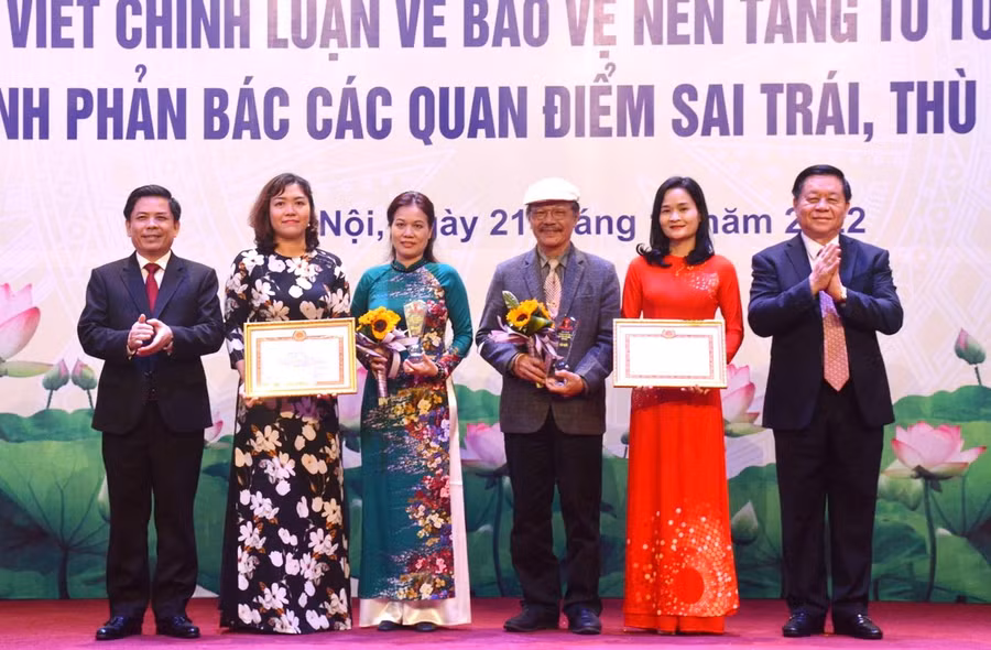 Ban tổ chức trao giải cho các tác giả đoạt giải Nhất.