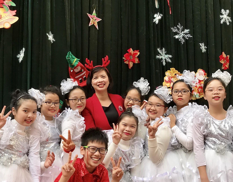 Cô Hồ Thị Thu Hà và học sinh