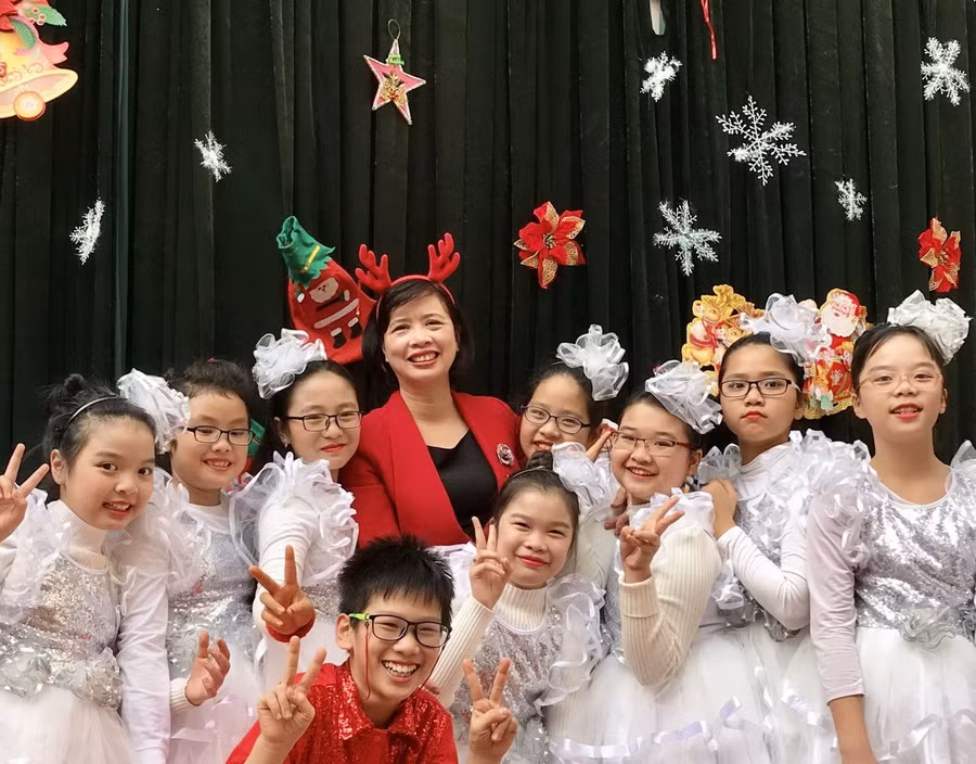 Cô Hồ Thị Thu Hà và học sinh