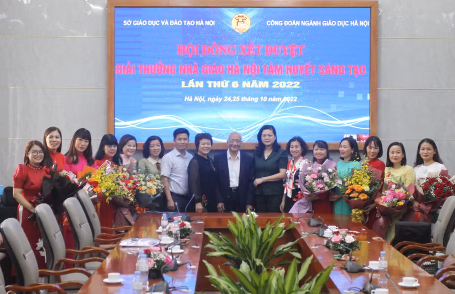 Các nhà giáo dự vòng chung khảo chụp ảnh lưu niệm với Ban giám khảo