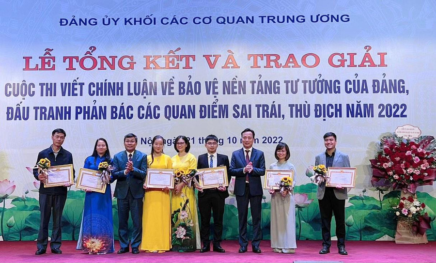 Các tác giả được nhận giải Ba.
