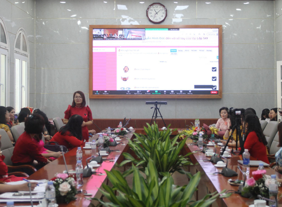 Cô Trương Thị Hiền- giáo viên Trường Tiểu học Tân Định (quận Hoàng Mai) trình bày báo cáo trước hội đồng xét duyệt