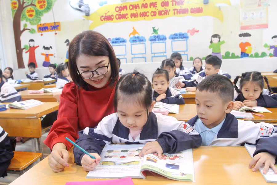 Cô Trương Thị Hiền và học sinh Trường Tiểu học Tân Định