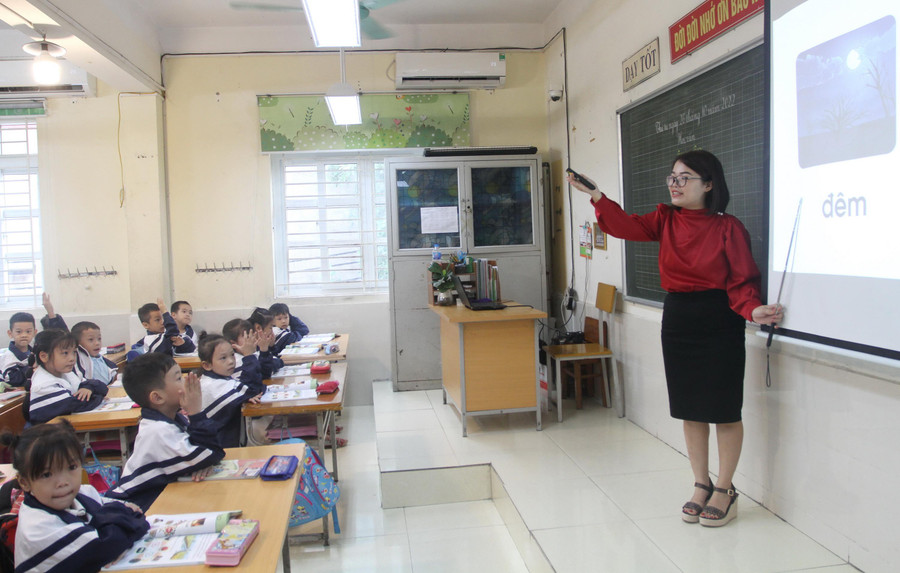 Cô Trương Thị Hiền trong một tiết dạy Cô Trương Thị Hiền trong một tiết dạy