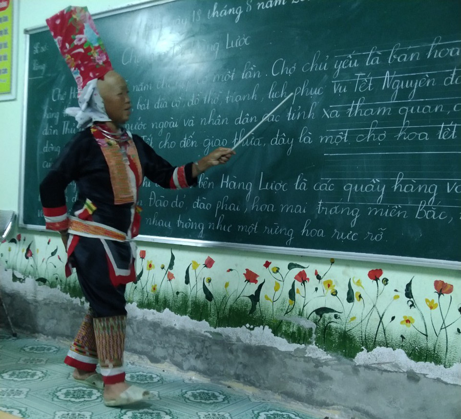 Các học viên lên bảng đọc bài.