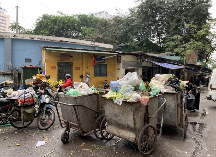 Những chiếc xe rác ngổn ngang trước khuôn viên trường Những chiếc xe rác ngổn ngang trước khuôn viên trường