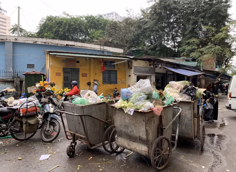 Những chiếc xe rác ngổn ngang trước khuôn viên trường Những chiếc xe rác ngổn ngang trước khuôn viên trường