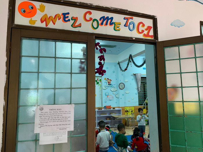 Lớp học luôn phải đóng kín cửa vì tiếng ồn và mùi thức ăn