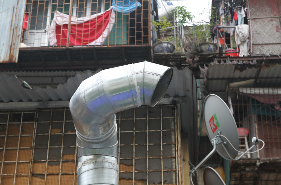 Những chiếc ống hút xả thẳng mùi thức ăn vào lớp học Những chiếc ống hút xả thẳng mùi thức ăn vào lớp học