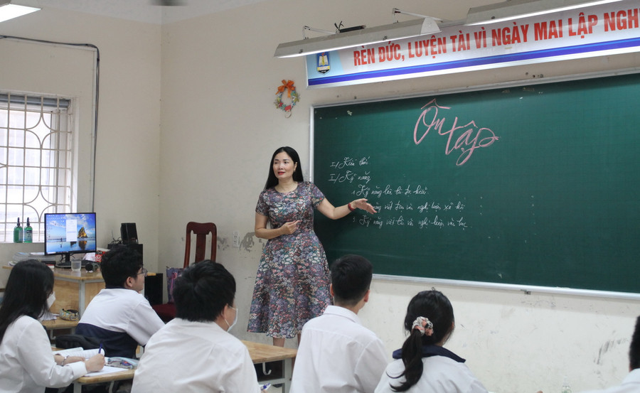 Giờ ôn tập môn Văn của cô trò Trường THPT Nguyễn Gia Thiều. Giờ ôn tập môn Văn của cô trò Trường THPT Nguyễn Gia Thiều.