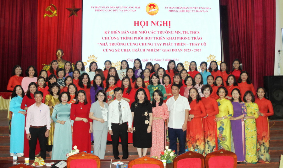 Các đại biểu chụp ảnh lưu niệm