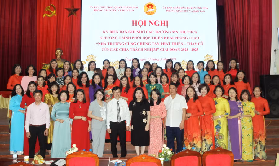 Các đại biểu chụp ảnh lưu niệm