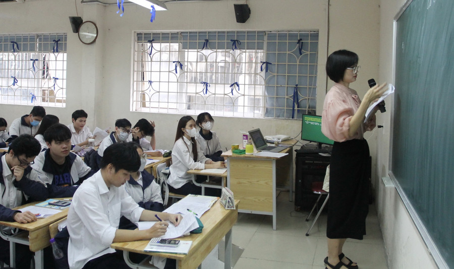 Cùng với bám sát đề thi tham khảo của Bộ GD&ĐT để xây dựng nội dung kiến thức ôn tập phù hợp, các trường tổ chức nhiều đợt kiểm tra, để xác định mức độ kiến thức của học sinh, từ đó phân công giáo viên kèm cặp học sinh yếu kém để các em có tâm thế vững vàng và kiến thức tốt nhất cho kỳ thi tốt nghiệp THPT năm 2023 vào cuối tháng 6. Cùng với bám sát đề thi tham khảo của Bộ GD&ĐT để xây dựng nội dung kiến thức ôn tập phù hợp, các trường tổ chức nhiều đợt kiểm tra, để xác định mức độ kiến thức của học sinh, từ đó phân công giáo viên kèm cặp học sinh yếu kém để các em có tâm thế vững vàng và kiến thức tốt nhất cho kỳ thi tốt nghiệp THPT năm 2023 vào cuối tháng 6.