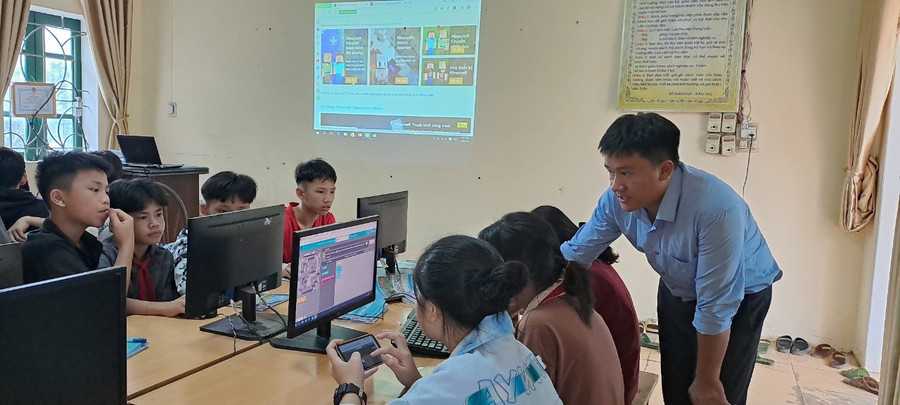Thầy Bùi Minh Đức trong giờ dạy Tin học với học sinh Trường TH&amp;THCS Phú Lương.